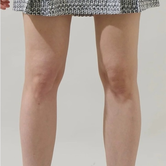 Janae Tweed Miny Pleated Plaid skirt Black/White Small Sugarlips NWT - Picture 2 of 7